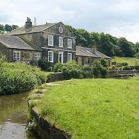 منزل للإقامة *ra7h* For Your Relaxed & Cosy + Free Parking ليدز