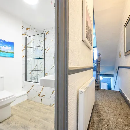 منزل للإقامة *ra7h* For Your Relaxed & Cosy + Free Parking ليدز